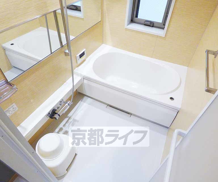 バス・シャワールーム　鏡の付いた便利なお風呂