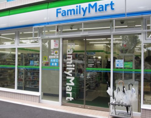 コンビニ　ファミリーマート池袋ロイヤルホテル店（コンビニ）まで128m