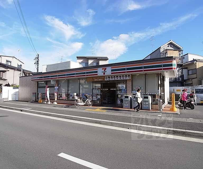 コンビニ　セブンイレブン京都牛ケ瀬店（コンビニ）まで400m