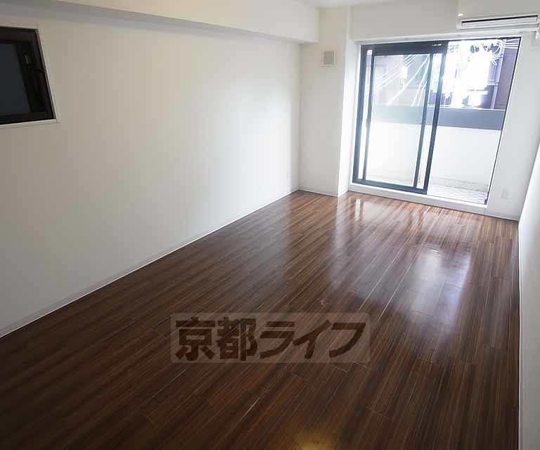 居室・リビング　広々として開放感のある室内です。