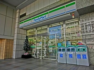 コンビニ　ファミリーマート 東神奈川東口店（コンビニ）まで325m