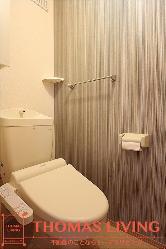 トイレ　収納棚・温水洗浄便座付きのトイレです。