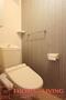 トイレ　収納棚・温水洗浄便座付きのトイレです。