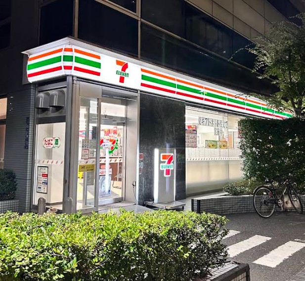 コンビニ　セブンイレブン港区芝1丁目店（コンビニ）まで174m