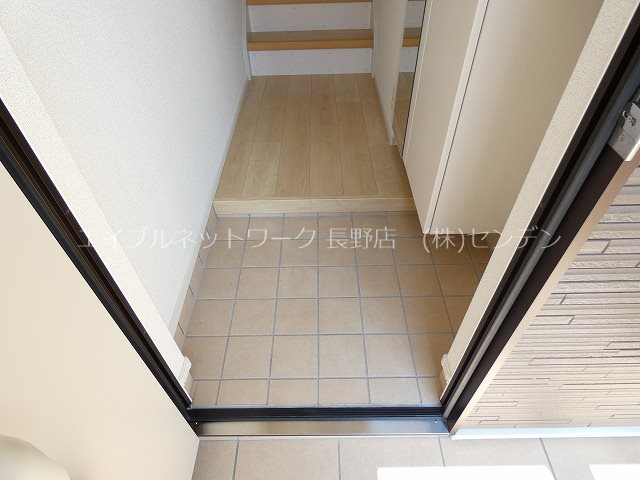 玄関　写真は203号室です（参考）