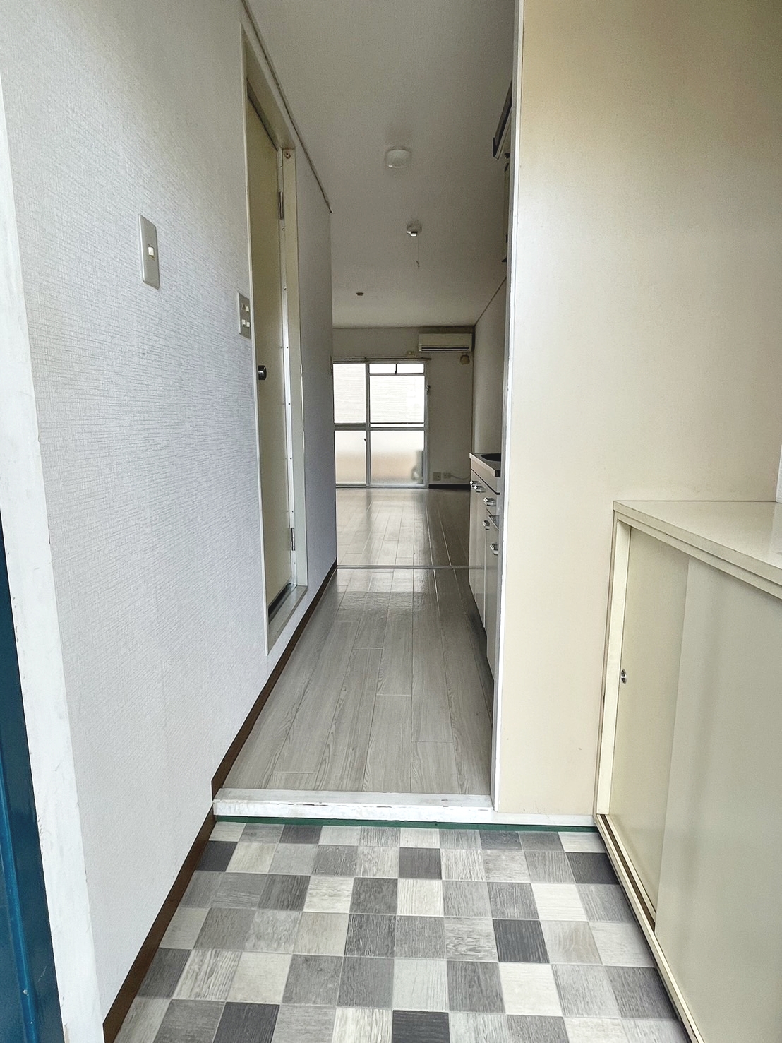 地下鉄谷町線 平野駅 徒歩8分 4階建 築42年の玄関写真