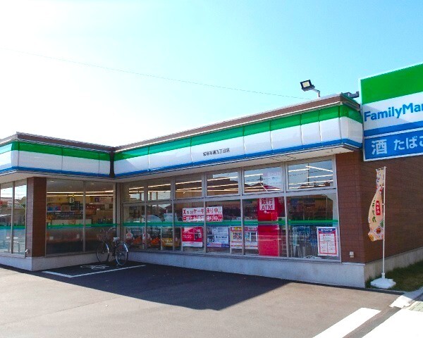 コンビニ　ファミリーマート（コンビニ）まで400m