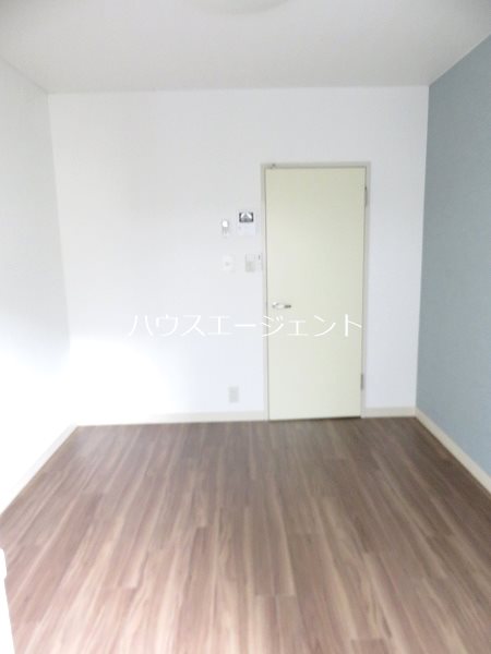 居室・リビング　明るい室内、西向きの窓から光が入ります。※参考画像