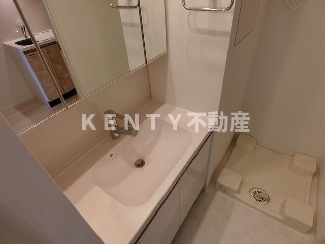 洗面設備　明るい洗面所です