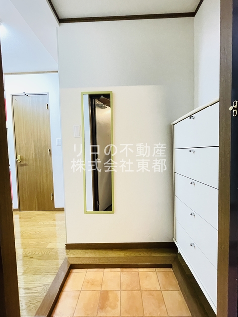 玄関　玄関には下駄箱があるのでスッキリとした空間を保てます