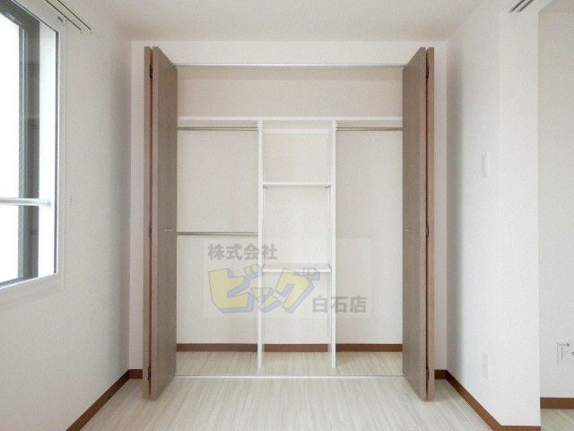 収納　壁一面のクローゼットたっぷりのお部屋です♪