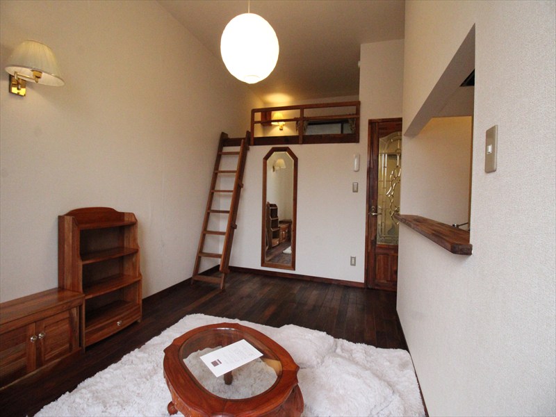 エントランス　無料レンタル家具（テーブル・棚など）