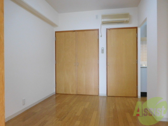 居室・リビング　ピッカピカフローリング明るい南向きのお部屋です