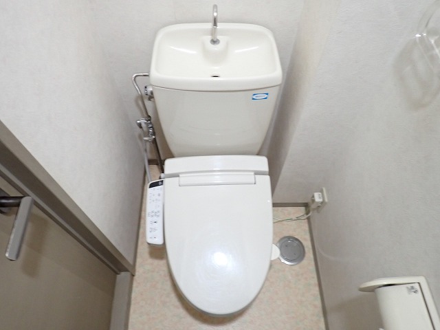 トイレ　温水洗浄暖房便座です