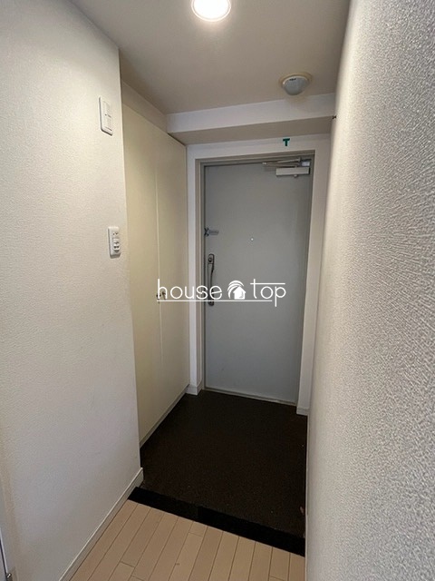 玄関　●実際のお部屋の写真です