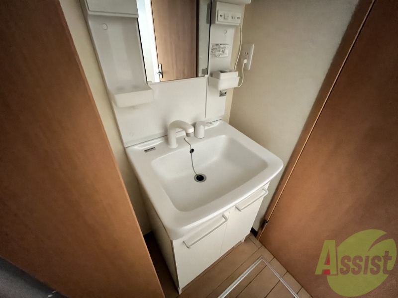 洗面設備　洗面台はシンプルなつくりで手入れがしやすそうですね。