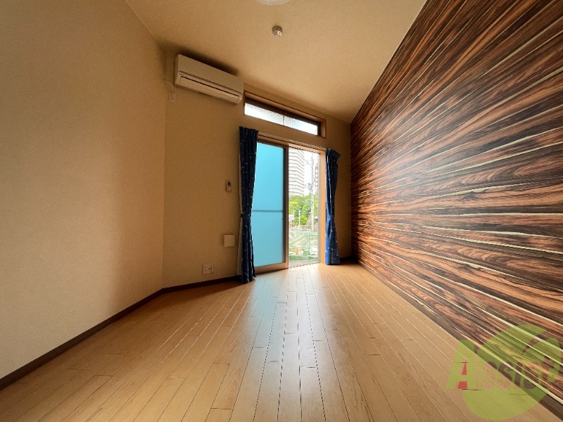 居室・リビング　５．６帖の洋室です。生活のメインとなる部屋ですね。