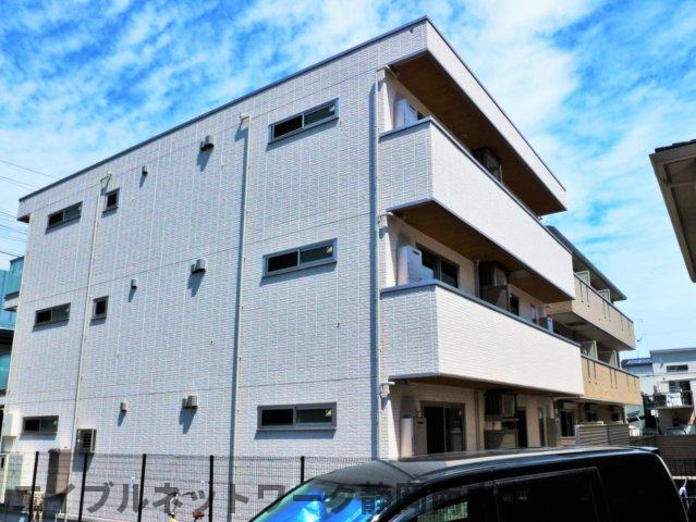 静岡市駿河区さつき町のアパートの建物外観