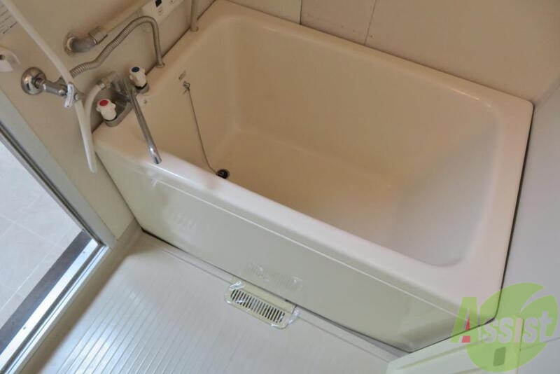 バス・シャワールーム　浴室はゆっくりと浸かれそうなサイズ感になっています。