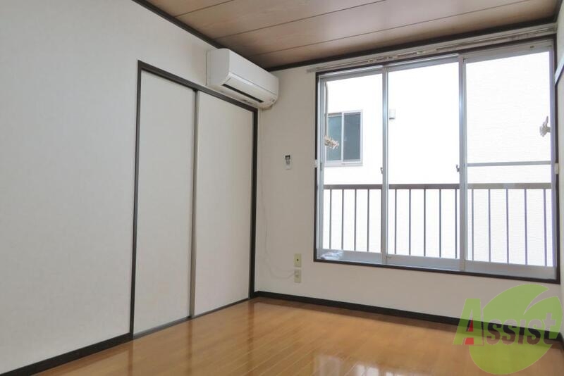 居室・リビング　リビングは６帖で一人暮らしの方にオススメです。