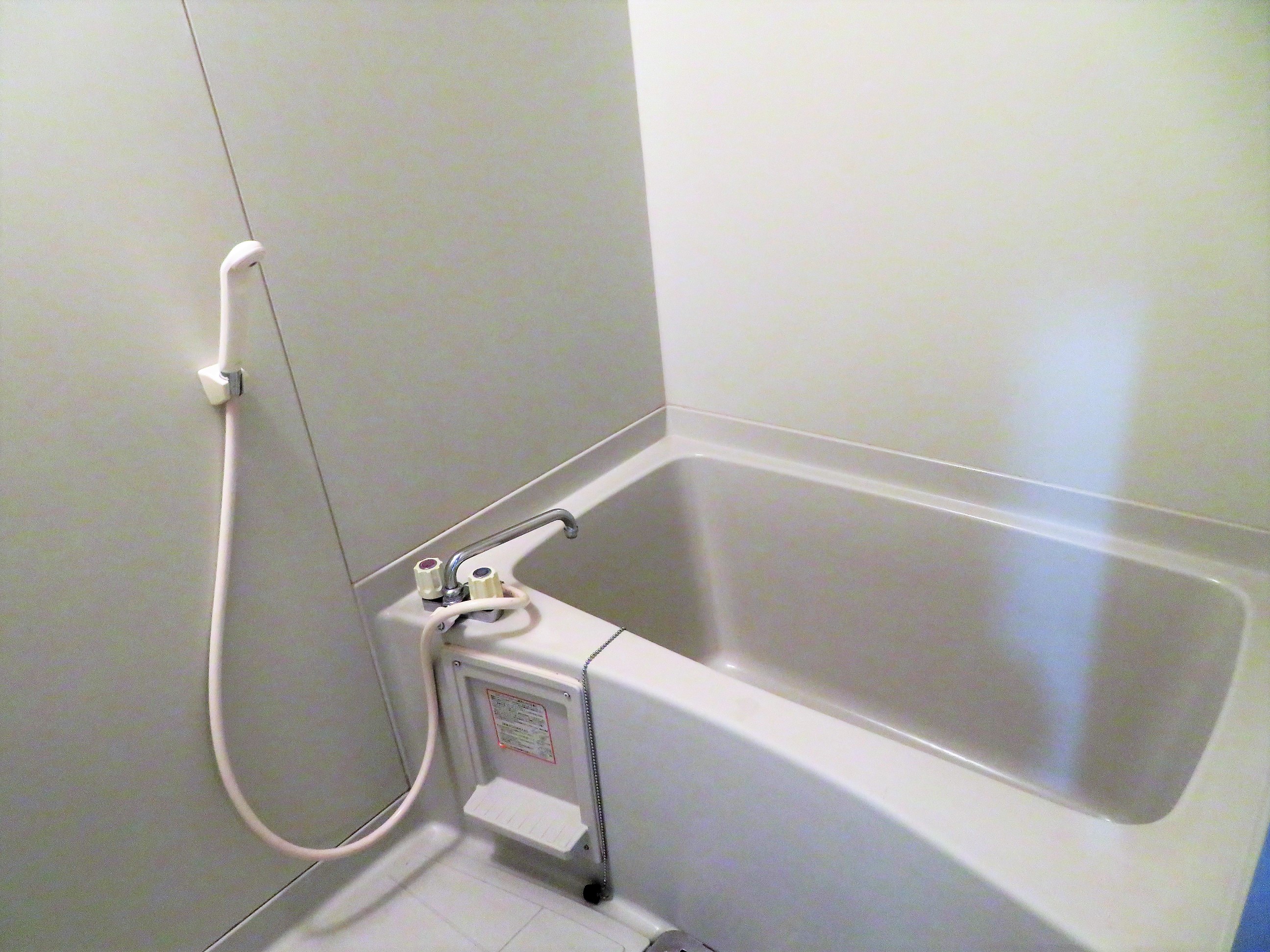 バス・シャワールーム　追い炊き機能付きです。窓付きで換気が出来ますね！