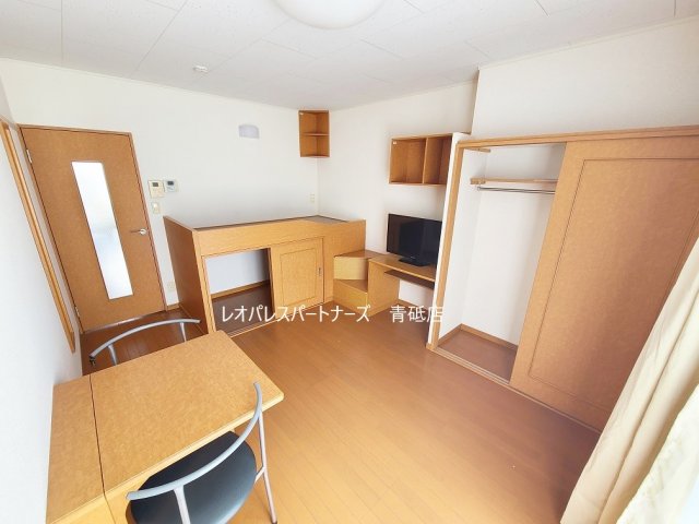 居室・リビング　反転タイプ 1Fは床がフローリング、2Fはカーペットになりま