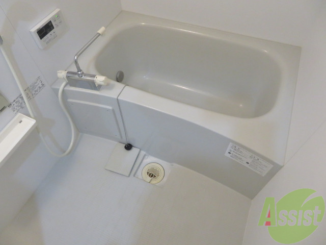 バス・シャワールーム　浴室はこちらのユニットバスになりますねー。