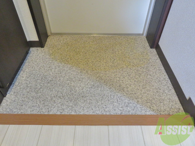 玄関　玄関は広々として脱ぎ履きがしやすそうですね