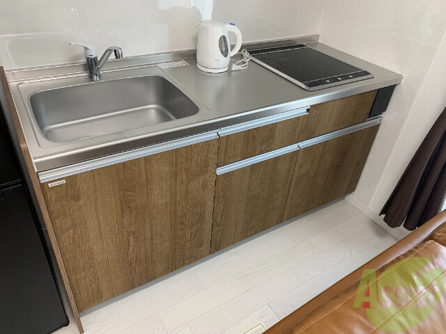 キッチン　嬉しいシステムキッチンです。コンロが付いているので便利ですよ