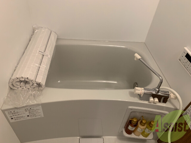 バス・シャワールーム　追い焚き機能付きですのでいつでも温かいお風呂に入れます。