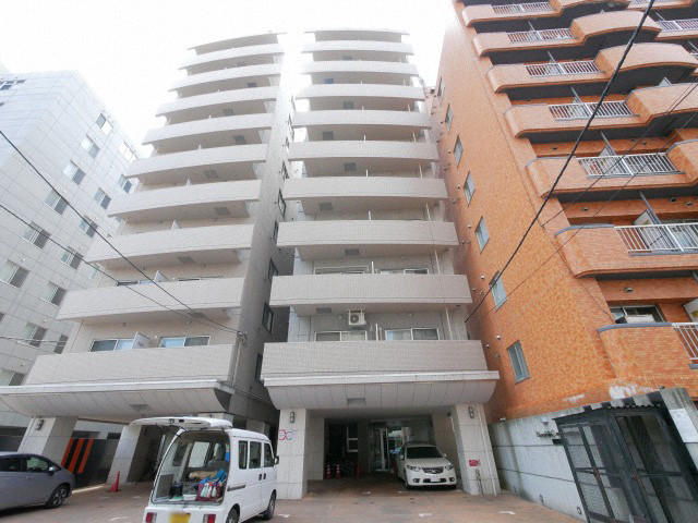 札幌市中央区南三条東のマンションの建物外観