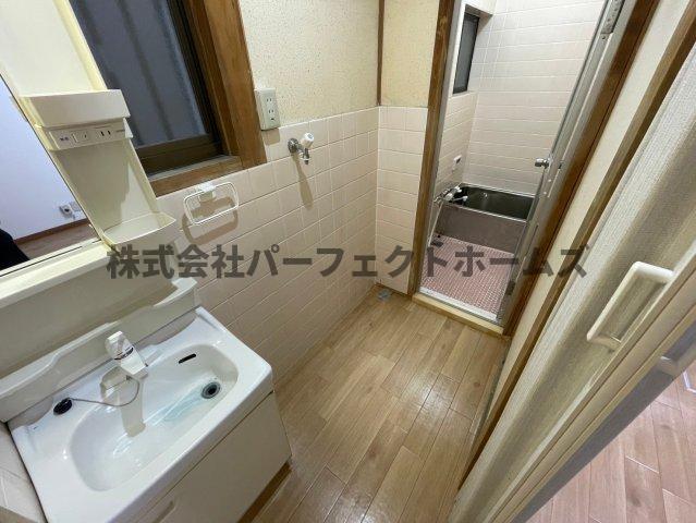 洗面設備　脱衣スペースもあります