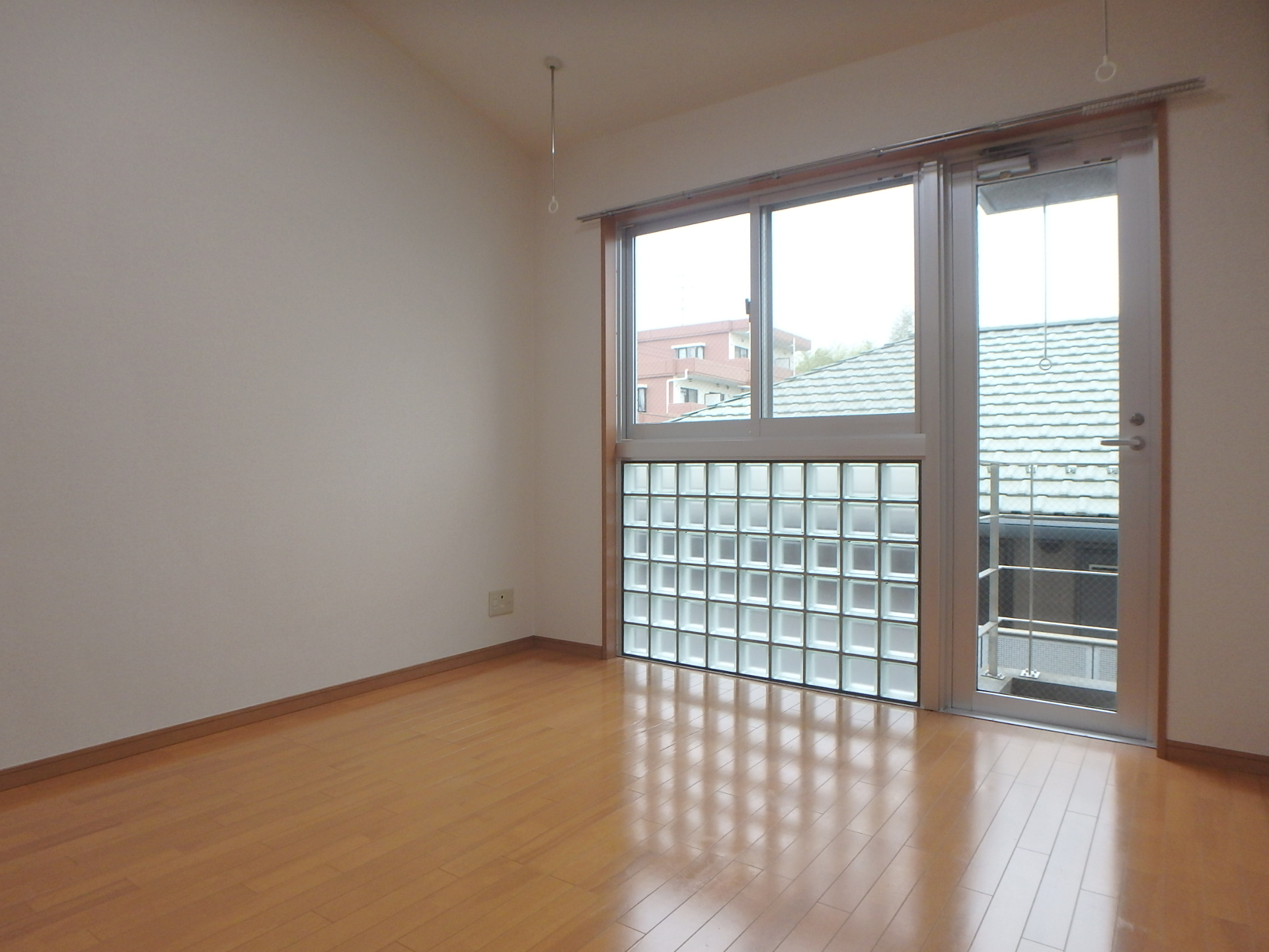 居室・リビング　明るい居室は約8帖（フローリング仕様）