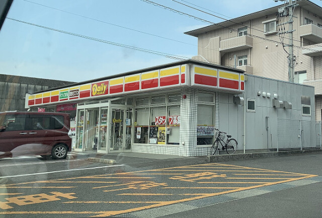 コンビニ　デイリーヤマザキ三豊詫間店（コンビニ）まで877m