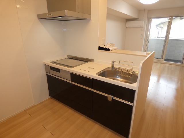 キッチン　3口コンロのシステムキッチン