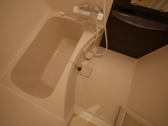 バス・シャワールーム　★鏡付の清潔感のあるバスルームです★