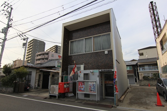 【松山市春日町のマンションの郵便局】