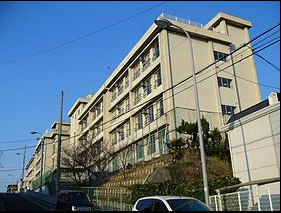 【豊中市岡町南のマンションの中学校】