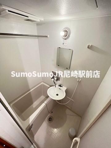 バス・シャワールーム　コンパクトで使いやすいお風呂です