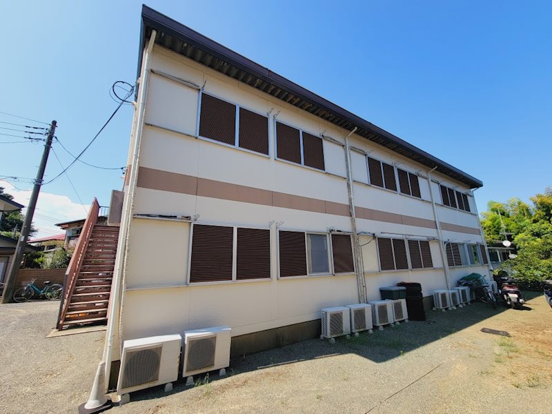 建物外観　閑静な住宅街に建つ1Kアパート。