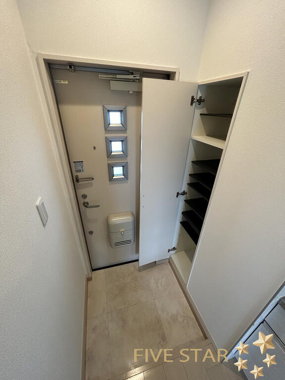 京阪本線 枚方市駅 徒歩8分 3階建 築11年の玄関写真