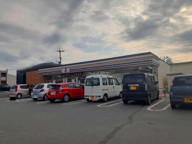 コンビニ　セブンイレブン八女本町店（コンビニ）まで520m
