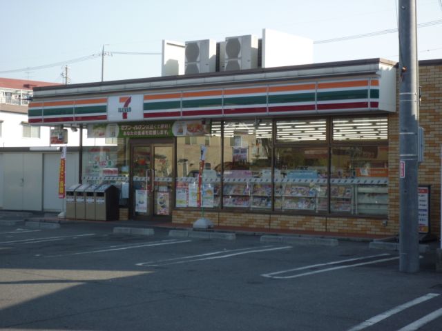 コンビニ　セブンイレブン（コンビニ）まで690m