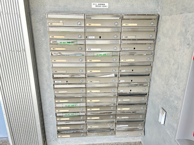 その他共有部分　１Ｆのエレベーター横にある集合ポストにまります。