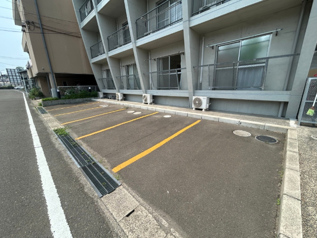 駐車場　マンション前の駐車場になります。