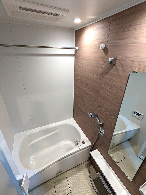 バス・シャワールーム　追焚オートバス、浴室換気乾燥機付き