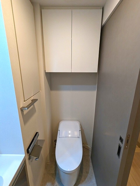 トイレ　タンクレスの温水洗浄便座です、スマホホルダー付きです