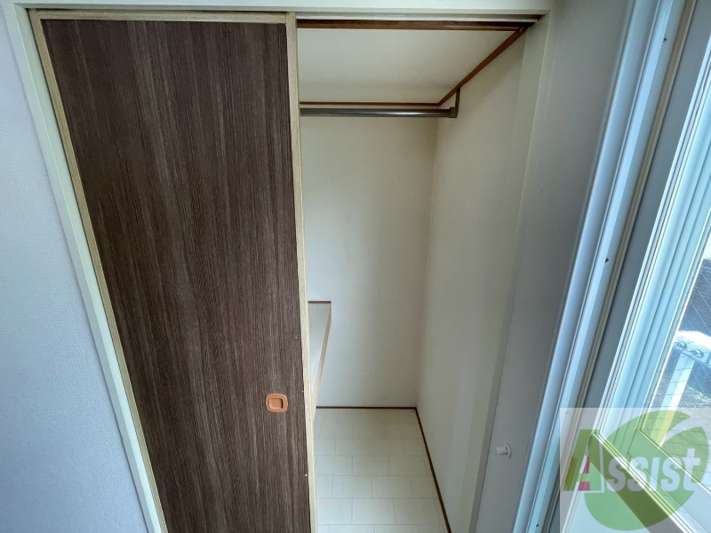 収納　こちらの収納にはハンガーをかけて服もしまえますね。