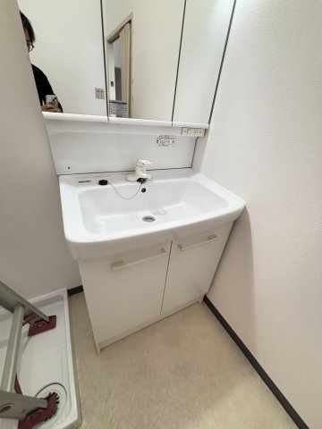 洗面設備　独立洗面台、小物を置くことができて便利です