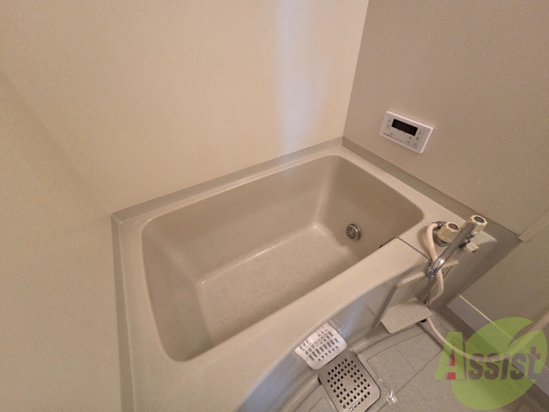 バス・シャワールーム　こちらの広い浴室で日々の疲れも取れますね。